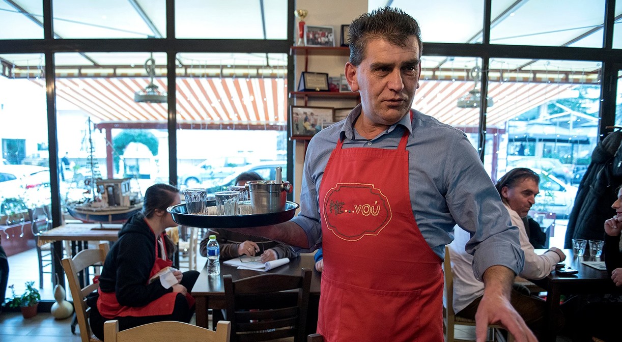 Σε ένα μαγαζί στη Δράμα σερβίρουν ένας τυφλός και μια κοπέλα με Σύνδρομο  Down [φωτογραφίες] - KAVALA POST